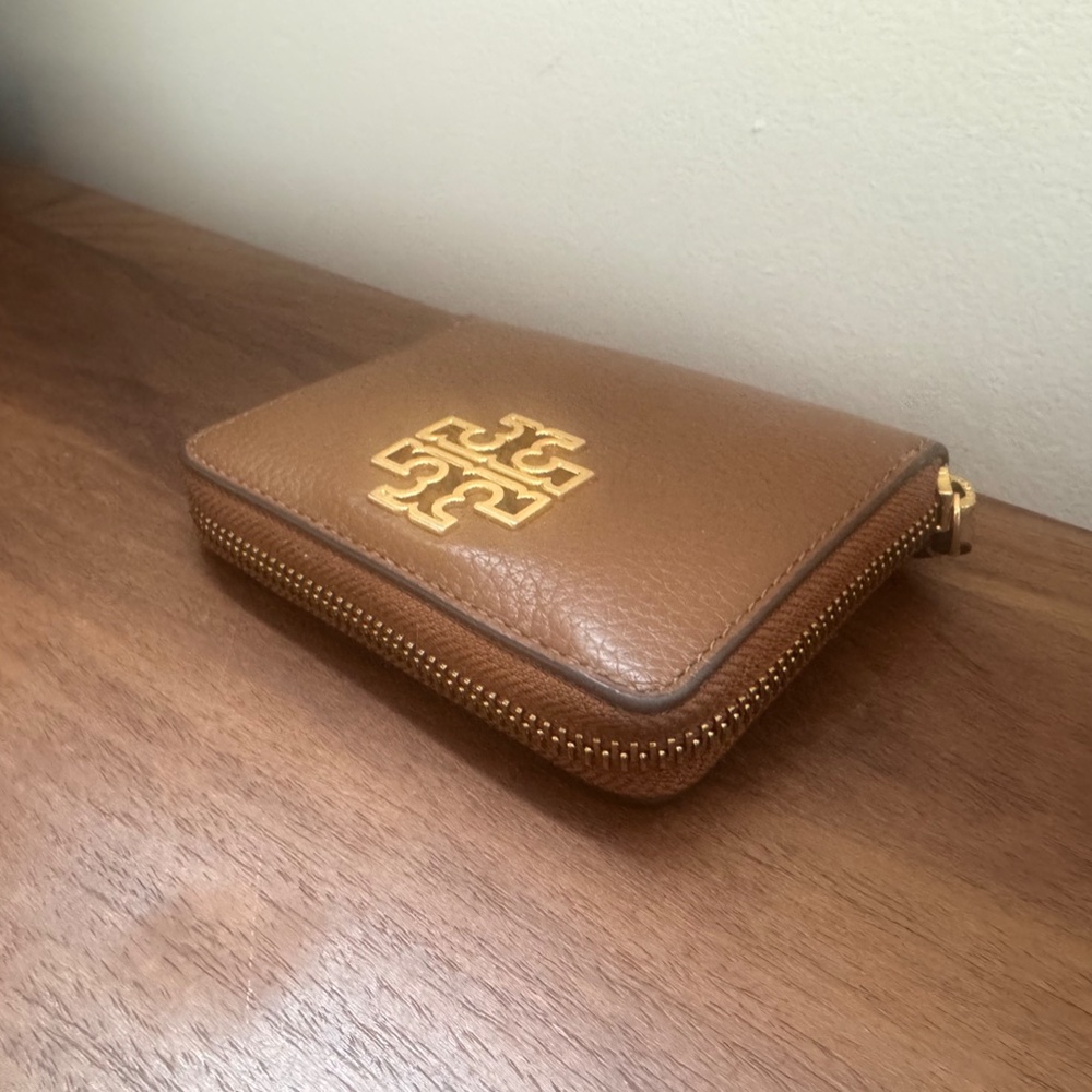 Tory Burch Thea Bi-fold Pebble leather Wallet, camel color - Picture 4 of 8